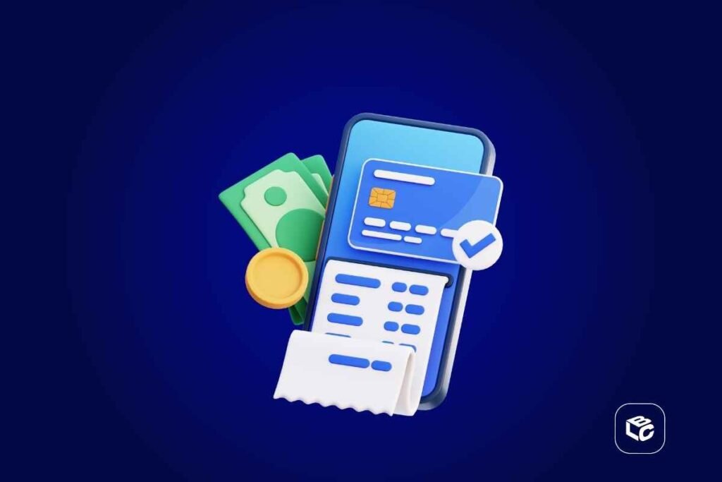 Ilustração digital em estilo 3D mostrando um smartphone com tela azul ao centro. À frente do aparelho aparecem um cartão de crédito azul com chip, um recibo impresso e um símbolo de confirmação em formato de marca de verificação. Atrás do smartphone há cédulas de dinheiro verdes e uma moeda dourada. O fundo é azul-escuro uniforme, destacando os elementos financeiros e de pagamento digital. Um logotipo branco está localizado no canto inferior direito da imagem.